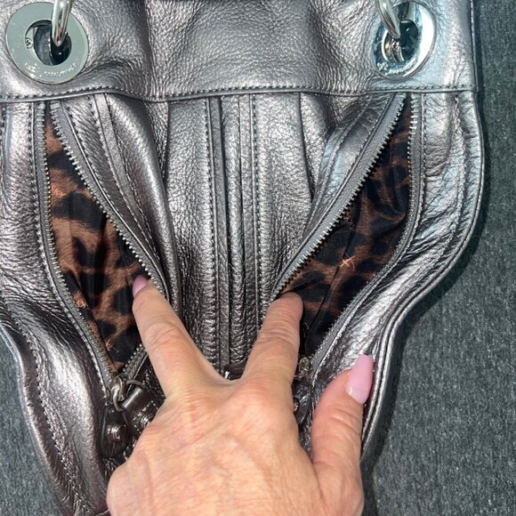 👜 B. Makowsky Pebble Leather Crossbody | Pewter Metallic | Leopard lining - Picture 7 of 8
